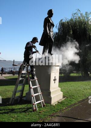 Une statue d'éminents Bataille d'Angleterre, chef d'Escadron pilote de chasse par Pujji Mahinder Singh Douglas Jennings, sculpteur à Gravesend. Banque D'Images