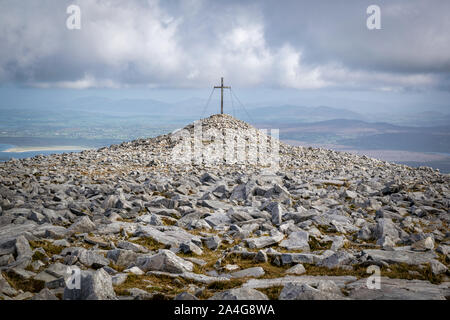 Le robuste et rocky télévision haut de Muckish Mountain à Donegal Irlande. Dans la distance est une croix dessus de l'un des points les plus élevés de la montagne Banque D'Images