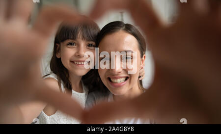 Close up portrait of happy family de deux décisions geste du coeur. Banque D'Images