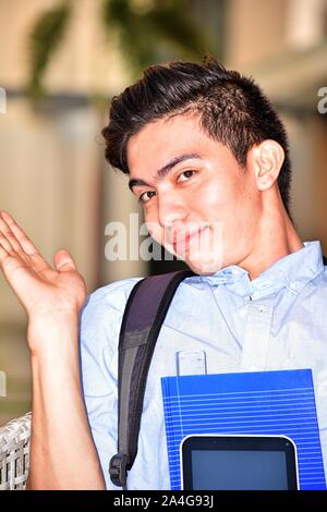Un étudiant universitaire Indécis Banque D'Images