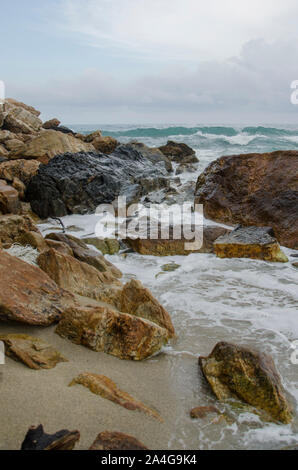 Les flux d'eau de mer entre les rochers de la côte, dans le Parc National Naturel de Tayrona, Colombie Banque D'Images