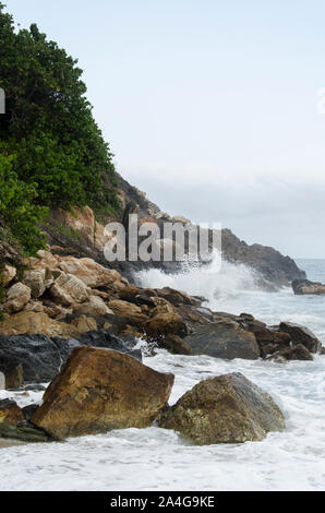 Paysage de plage, des vagues à venir contre les rochers dans le Parc National Naturel de Tayrona Banque D'Images