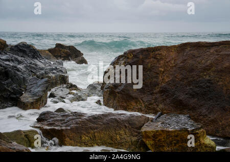 Les flux d'eau de mer entre les rochers de la côte, dans le Parc National Naturel de Tayrona, Colombie Banque D'Images