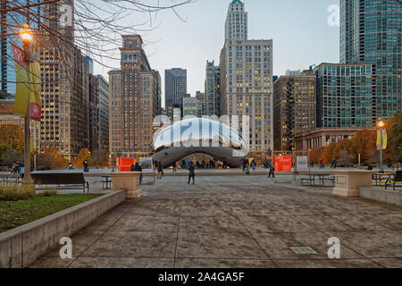 Cloud Gate de Chicago (le bean) au Parc du millénaire avec l'horizon de Chicago dans l'arrière-plan sur la lumière du jour. Banque D'Images