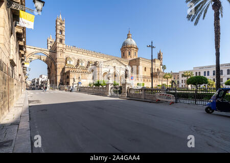 Palerme, Sicile - Mars 23, 2019 : le front de gauche de la cathédrale de Palerme ou Cattedrale di Palermo dans une belle après-midi ensoleillée à Palerme, souther Banque D'Images