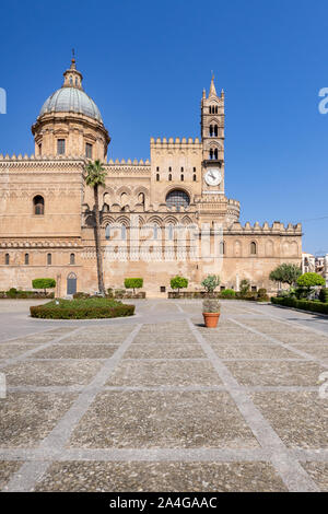 Palerme, Sicile - 23 mars 2019: Vue de face de la cathédrale de Palerme ou Cattedrale di Palermo dôme et tour dans un après-midi ensoleillé à Palerme. Banque D'Images