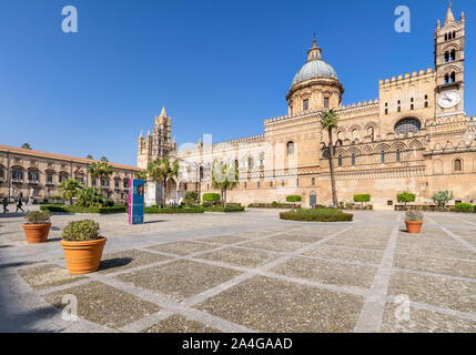 Palerme, Sicile - 23 mars 2019: La vue de face de la cathédrale de Palerme ou Cattedrale di Palermo dans un bel après-midi ensoleillé à Palerme, Italie. Banque D'Images