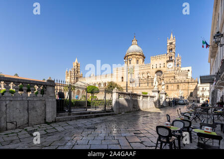 Palerme, Sicile - 23 mars 2019 : vue sur la rue avant droite de la cathédrale de Palerme ou Cattedrale di Palermo dans un bel après-midi ensoleillé à Palerme. Banque D'Images