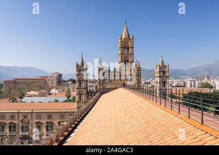 Palerme, Sicile - 23 mars 2019 : vue sur le toit de la cathédrale de Palerme ou des clochers Cattedrale di Palermo dans un bel après-midi ensoleillé à Palerme Banque D'Images