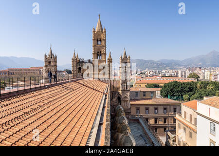 Palerme, Sicile - 23 mars 2019 : vue sur le toit de la cathédrale de Palerme ou des clochers Cattedrale di Palermo dans un bel après-midi ensoleillé à Palerme. Banque D'Images