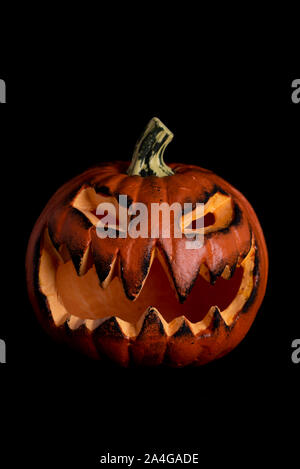 Avec citrouille halloween effrayant visage sur fond noir Banque D'Images