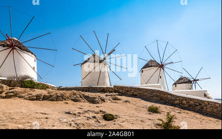 Moulins à vent traditionnels blanchis à la chaux dans la ville de Mykonos, Grèce. Banque D'Images