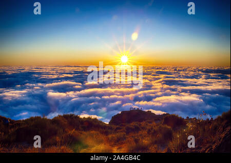 Nature fond avec le lever du soleil sur les nuages. C'est sur le haut de la montagne Pico do Arieiro, l'île de Madère, au Portugal. Le soleil levant a une couleur d'or. Banque D'Images