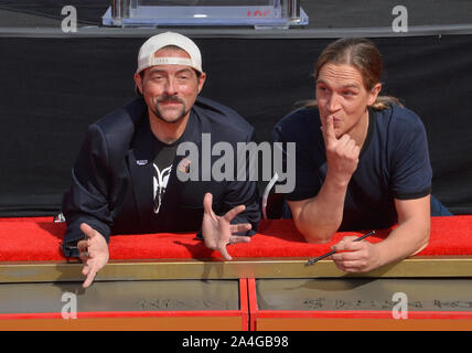 Los Angeles, United States. 14Th Oct, 2019. Acteurs Kevin Smith (L) et Jason Mewes participe à une main et d'une cérémonie empreinte de les immortaliser sur le parvis de l'Théâtre chinois de Grauman (autrefois Grauman's) dans la section Hollywood de Los Angeles le lundi 14 octobre, 2019. Photo par Jim Ruymen/UPI UPI : Crédit/Alamy Live News Banque D'Images