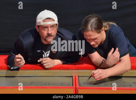 Los Angeles, United States. 14Th Oct, 2019. Acteurs Kevin Smith (L) et Jason Mewes participe à une main et d'une cérémonie empreinte de les immortaliser sur le parvis de l'Théâtre chinois de Grauman (autrefois Grauman's) dans la section Hollywood de Los Angeles le lundi 14 octobre, 2019. Photo par Jim Ruymen/UPI UPI : Crédit/Alamy Live News Banque D'Images