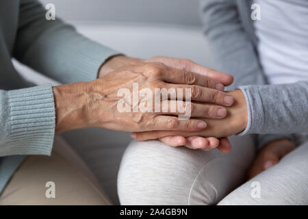 Senior mère fille millénaire conversation avec sincère. Banque D'Images