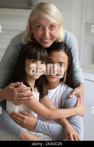 Vertical image happy middle aged woman cuddling Fille et petite-fille. Banque D'Images