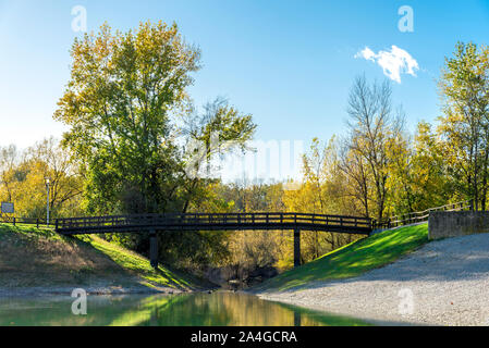 Pont piétonnier pittoresque dans Bundek city park, Zagreb, Croatie Banque D'Images