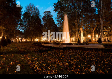 Une fontaine au centre du parc Zrinjevac en soirée pendant la saison d'automne, Zagreb, Croatie Banque D'Images