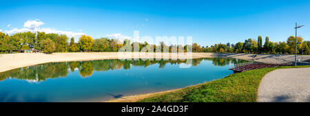 Belle vue sur le côté est d'un lac en Bundek city park, Zagreb, Croatie Banque D'Images