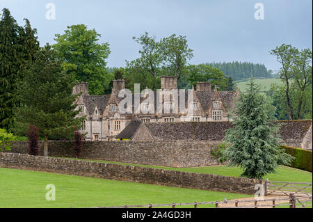 L'abattage supérieur Manor House est un manoir élisabéthain pittoresque situé sur 8 hectares de jardins paysagers dans la région de Cotswolds village de Upper Slaughter - UK Banque D'Images