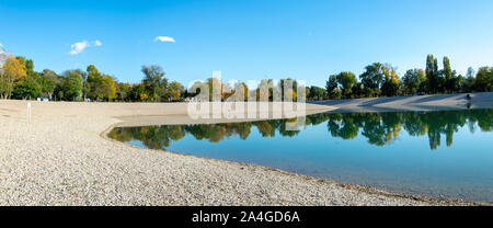 Panorama d'une plage de galets sur un lac en Bundek city park, Zagreb, Croatie Banque D'Images