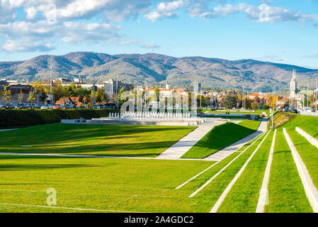 Les fontaines et les terrasses de l'herbe verte dans la partie sud de Zagreb, Croatie Banque D'Images