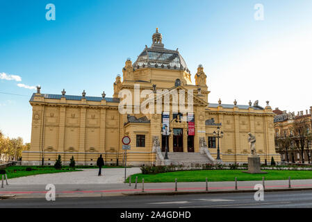 Une vue sur la rue de l'édifice du musée Pavillon des Arts en roi Tomislav square, Zagreb, Croatie Banque D'Images