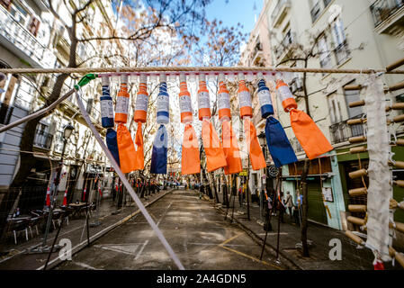 Valencia, Espagne - 19 mars 2019 : Aspect d'une rue du centre-ville où une Mascleta a été mis en place, plein de pétards et de feux d'artifice, avant son lancement. Banque D'Images