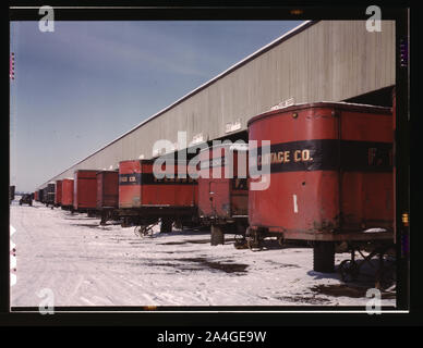 Semi-remorques jusqu'à une ligne, freight house pour charger et décharger les marchandises de la Chicago et le nord-ouest [c.-à-d. North Western Railroad], Chicago, Ill. Banque D'Images