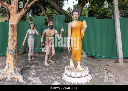 Bang Saen, Thaïlande - Mars 16, 2019 : Wang Saensuk monastère Bouddhiste. Groupe de sculptures colorées représentant des économies d'Anulimala Bouddha d'e Banque D'Images