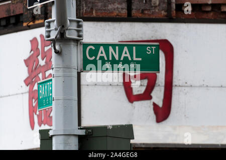 La ville de New York, USA - 11 juin 2010 : Canal street sign avec des caractères chinois dans Chinatown, Nouveau votre ville, USA. Banque D'Images