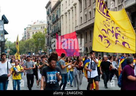 Barcelone, Espagne - 14 octobre 2019 : en mars indépendantistes laietana rue contre la condamnation de dirigeants catalan tenant des pancartes et bannières o Banque D'Images