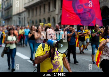 Barcelone, Espagne - 14 octobre 2019 : vieux manifestant indépendantistes marching in laietana contre la peine de prison de dirigeant catalan Banque D'Images