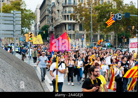 Barcelone, Espagne - 14 octobre 2019 : foule d'indépendantistes en protestation contre la prison laietana rue condamnation de dirigeants catalan holding plac Banque D'Images