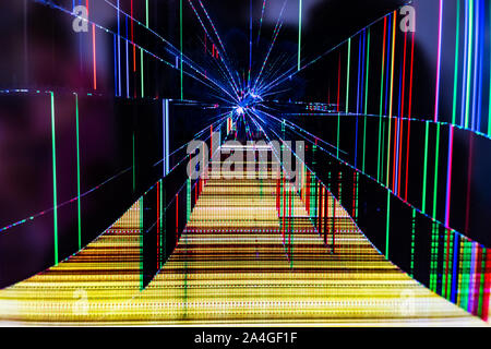 Un écran de surveillance brisée par un coup, avec des lignes de couleur. Banque D'Images