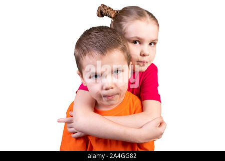 Garçon et fille avec bouches scellées. Isolé sur un fond blanc. Banque D'Images