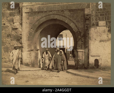 Tunis. La porte de la Folle (Bab-Menara) / ND Phot. Banque D'Images