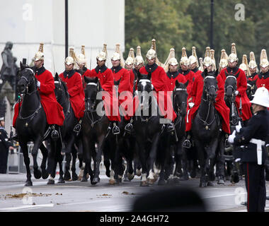 Londres, Royaume-Uni. 14Th Oct, 2019. La cavalerie de famille font leur chemin de retour à la caserne après l'ouverture du Parlement, où la reine Elizabeth II délivre le discours de la reine (écrit par le gouvernement). Les membres des forces armées bordent la route pour le Palais de Westminster, Londres, Royaume-Uni le 14 octobre 2019. Crédit : Paul Marriott/Alamy Live News Banque D'Images