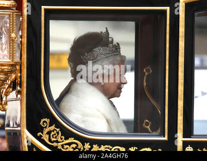 Londres, Royaume-Uni. 14Th Oct, 2019. L'état d'ouverture du Parlement, où la reine Elizabeth II délivre le discours de la reine (écrit par le gouvernement). Les membres des forces armées bordent la route pour le Palais de Westminster, Londres, Royaume-Uni le 14 octobre 2019. Crédit : Paul Marriott/Alamy Live News Banque D'Images