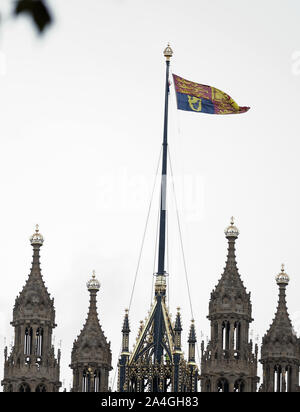 Londres, Royaume-Uni. 14Th Oct, 2019. Le Royal Standard vole au-dessus du Palais de Westminster. L'état d'ouverture du Parlement, où la reine Elizabeth II délivre le discours de la reine (écrit par le gouvernement). Les membres des forces armées bordent la route pour le Palais de Westminster, Londres, Royaume-Uni le 14 octobre 2019. Crédit : Paul Marriott/Alamy Live News Banque D'Images