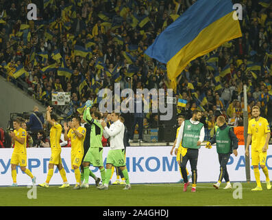 Kiev, Ukraine. 14Th Oct, 2019. L'équipe de célébrer la victoire de l'Ukraine après l'UEFA Euro 2020 Groupe B football match qualificatif entre le Portugal et l'Ukraine sur le stade Olimpiyskiy à Kiev, Ukraine, 14 octobre 2019. Crédit : Serg Glovny/ZUMA/Alamy Fil Live News Banque D'Images