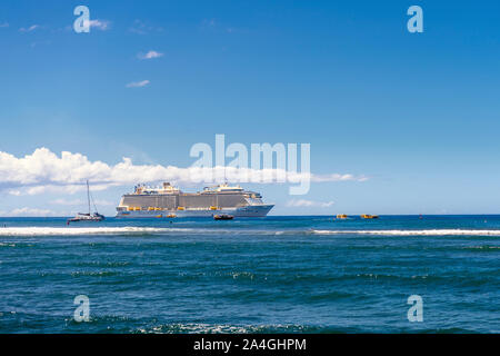 Lahaina, HI / USA - 27 septembre 2019 : Royal Caribbean's d'Ovation la mer est amarré à Lahaina, Hawaii et début le débarquement des passagers. Banque D'Images