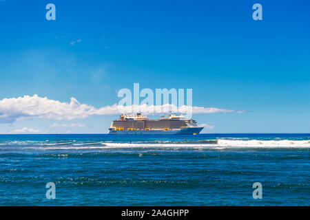 Lahaina, HI / USA - 27 septembre 2019 : Royal Caribbean's d'Ovation la mer est amarré au large de la côte de Maui, à Cape May, New Jersey. Banque D'Images