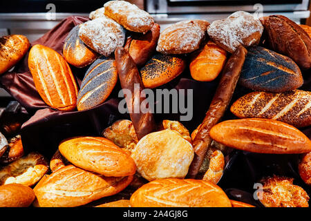 Petits pains différents sur la table boulangeries Banque D'Images