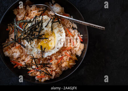 Le kimchi Fried Rice et des oeufs Banque D'Images