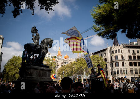 À BARCELONE les manifestants pro-indépendance rendez-vous dans les rues de estalades ou pro-indépendance après la phrase de drapeaux de la cour suprême espagnole a été rendu public. Les chefs indépendantistes catalans ont été reconnus coupables des crimes de sédition et de détournement de fonds publics et faire face à des peines de prison allant de 9 à 13 ans. Banque D'Images