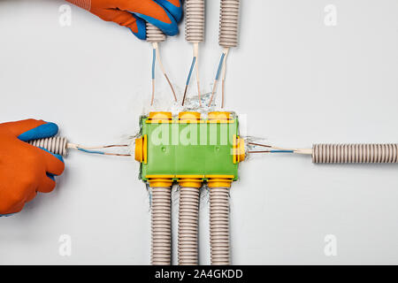 Conduit avec boîte de jonction électrique. Connecter le câblage domestique au tableau de distribution à l'arrière de la paroi de la cloison sèche. Insta Banque D'Images