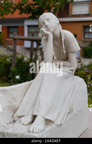 'La Jeune Bergère la séance". Une réplique. Alfred Félix Desruelles (1865-1943). Dans un parc en face du Musée des beaux-arts de Valenciennes. Banque D'Images