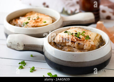 Soupe à l'oignon, servie dans des pots en argile traditionnel Banque D'Images